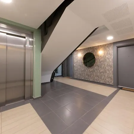 06ah - Superb Waterfront T2 - Swimming Pool *