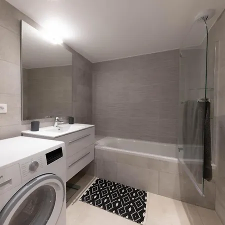 06ah - Superb Waterfront T2 - Swimming Pool