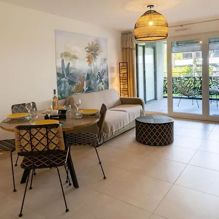 06ah - Superb Waterfront T2 - Swimming Pool