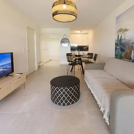 06ah - Superb Waterfront T2 - Swimming Pool